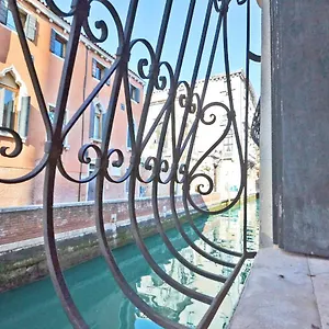 San Barnaba On The Canal Venedig